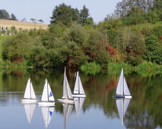 Schiffsmodelle auf dem Wasser